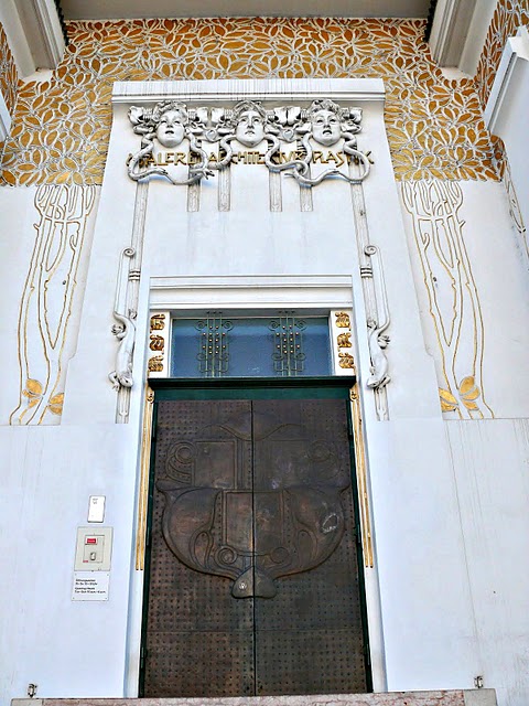 Secession_Eingang_Von Thomas Ledl (talk) - Eigenes Werk, CC BY-SA 3.0 at_https:::commons.wikimedia.org:w:index.php?curid=16358766