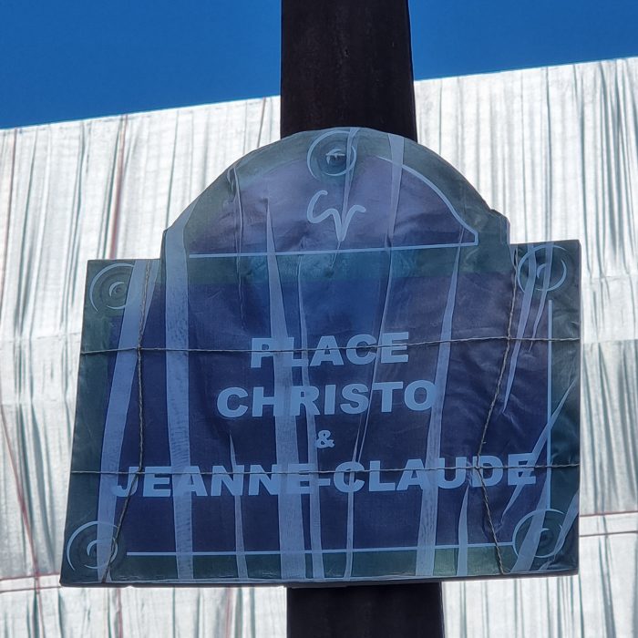 Christos und Jean-Claudes Triumphbogen / Straßenschild