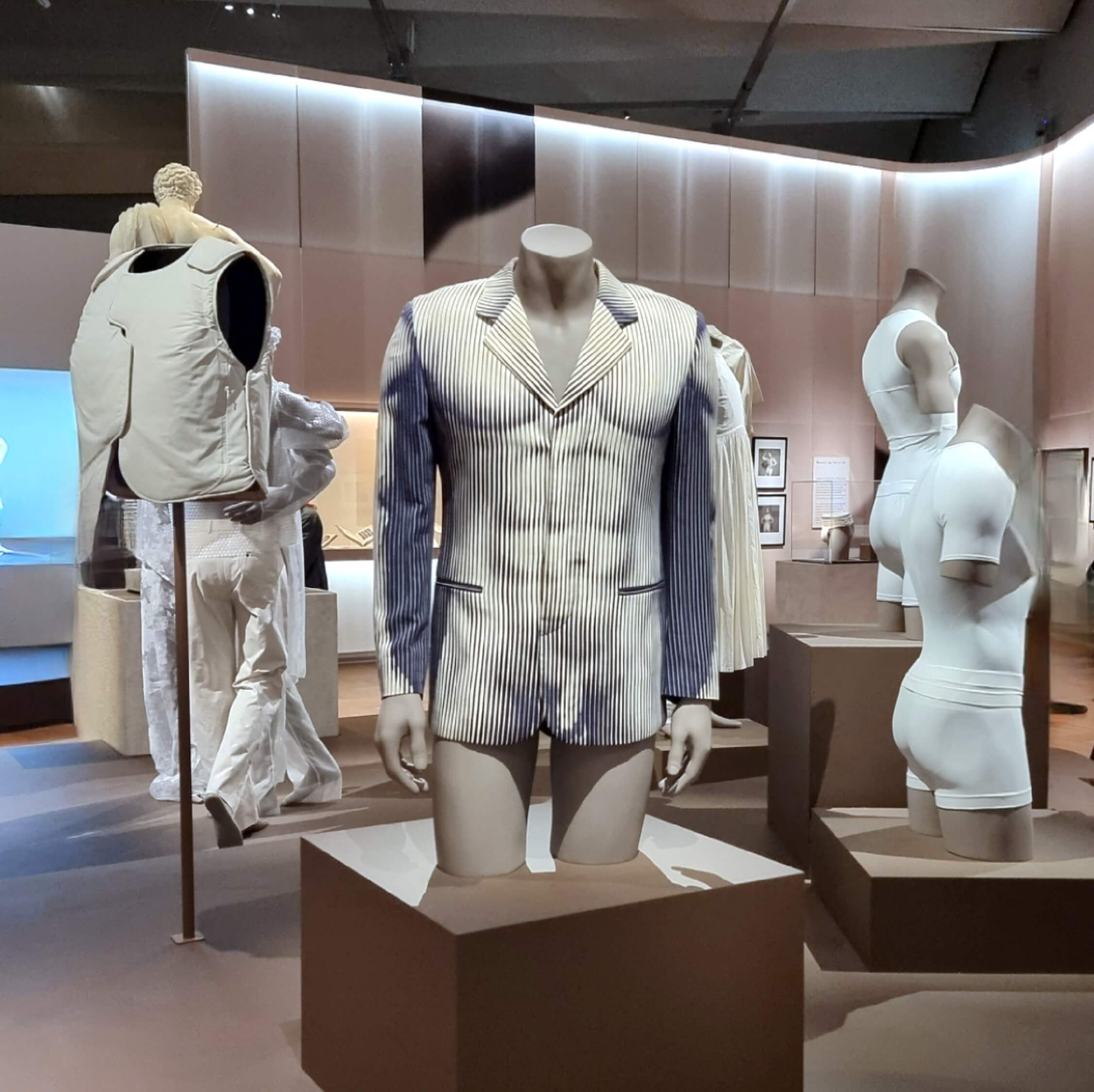 "Fashioning Masculinities. The Art of Menswear" at the V&A Museum, London / Exhibition View / 2022