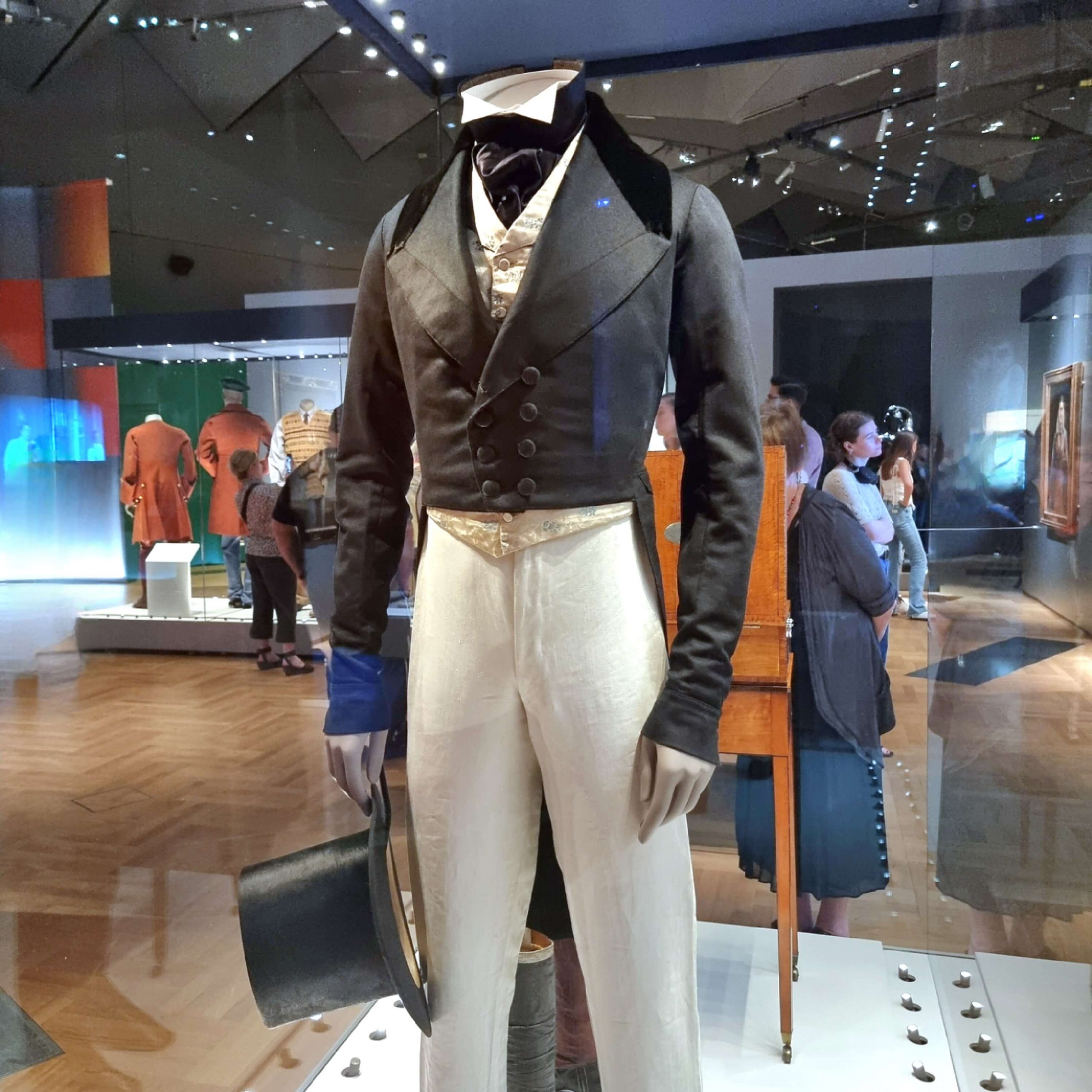 Outfit consisting of a coat, trousers, a waistcoat, a cravat and a top hat / 1845-55 / "Fashioning Masculinities. The Art of Menswear" at the V&A Museum, London / 2022