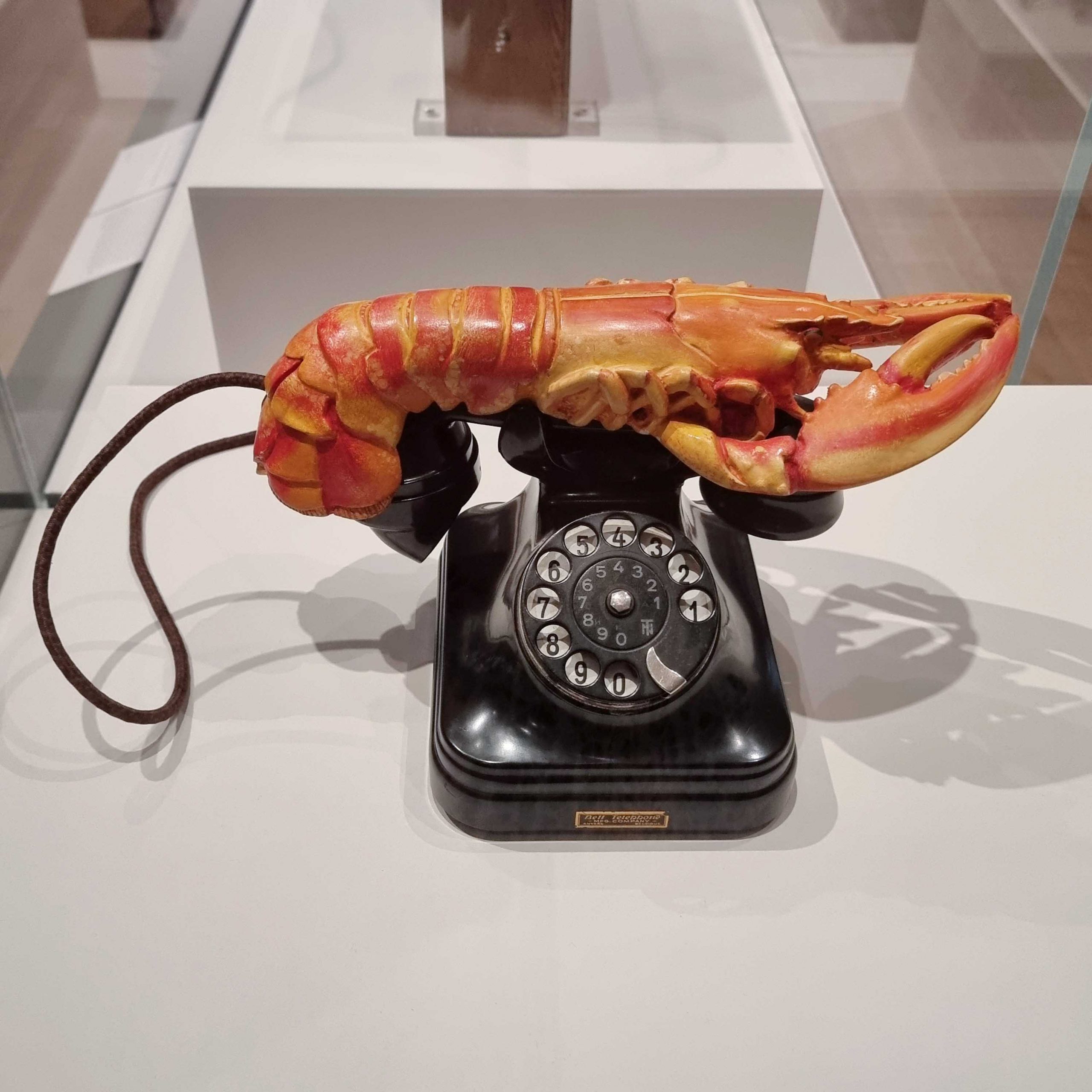 Exhibition view “Surrealism Beyond Borders” / Salvador Dalí / Téléphone-Homard / 1938 / © Tate