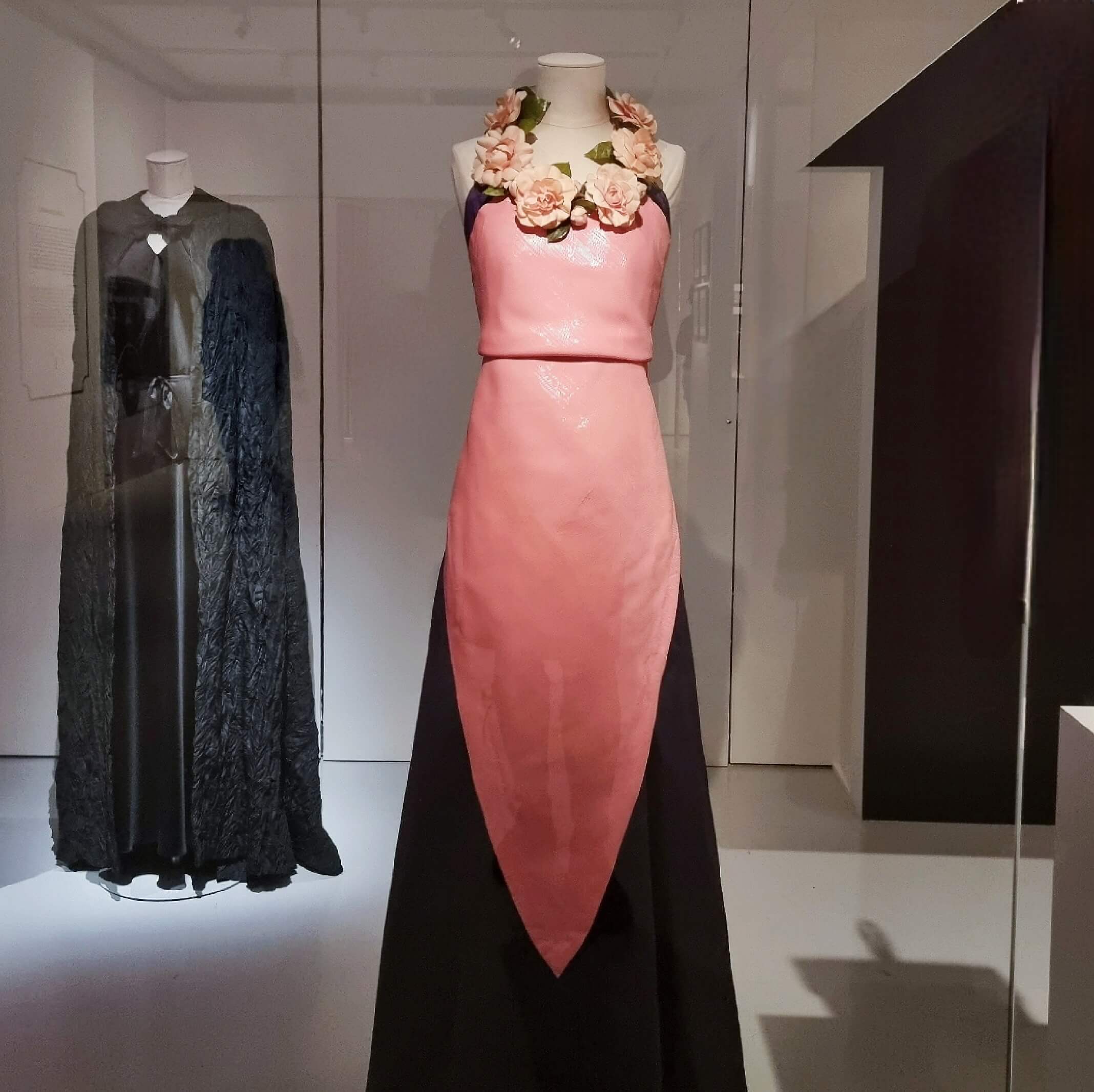 Exhibition view, Schiaparelli, apron dress (front), (1935), Schiaparelli show, MAD Paris, 2023