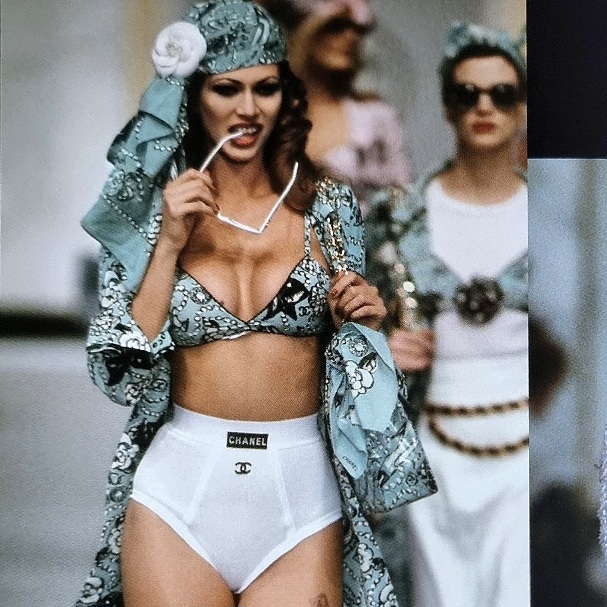 CHANEL look / Spring/Summer 1993 Prêt-à-porter / CHANEL Catwalk. Karl Lagerfeld - die Kollektionen / München, London, New York, 2016.