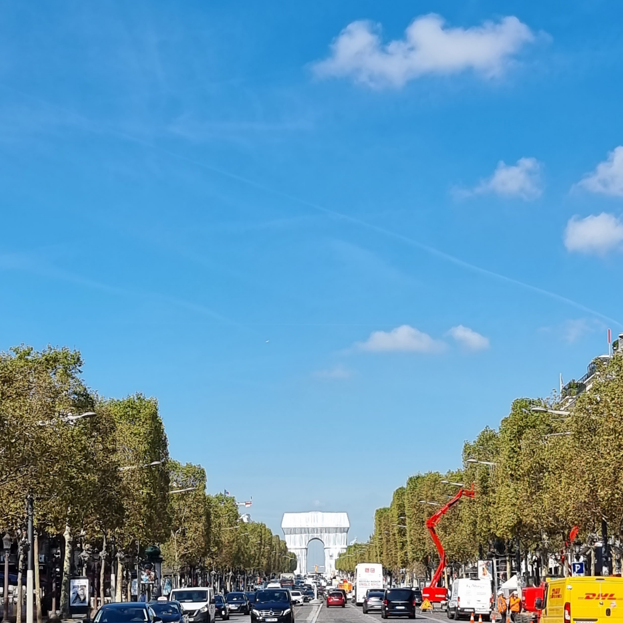 Christos und Jean-Claudes Triumphbogen / Blick von den Champs Elysées
