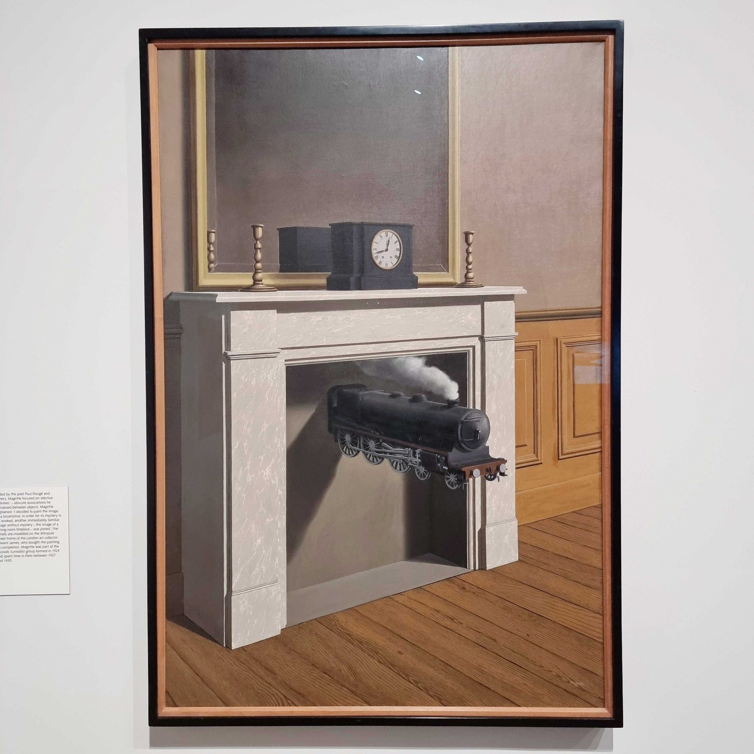 Exhibition view “Surrealism Beyond Borders” / René Magritte / La durée poignardée / 1938 / © The Art Institute of Chicago