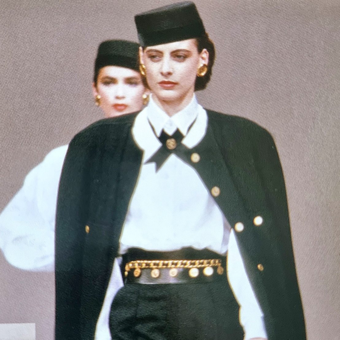 CHANEL look / Autumn/Winter 1985-86 Prêt-à-porter / CHANEL Catwalk. Karl Lagerfeld - die Kollektionen / München, London, New York, 2016.